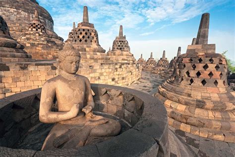  Candi Borobudur: สัมผัสศิลปะพุทธแบบจา vá ที่ล้ำลึกของศตวรรษที่ 6!