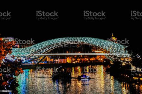  Le Pont de la Paix :  การสะท้อนของความสงบและอารมณ์ที่ซ่อนเร้น