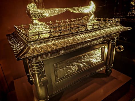  “The Ark of the Covenant” – A Majestic Depiction of Divine Presence and Sacred Symbolism!