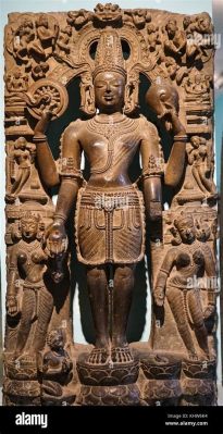  Vishnu Temple Relief:  A Symphony in Stone Depicting Divine Protection!